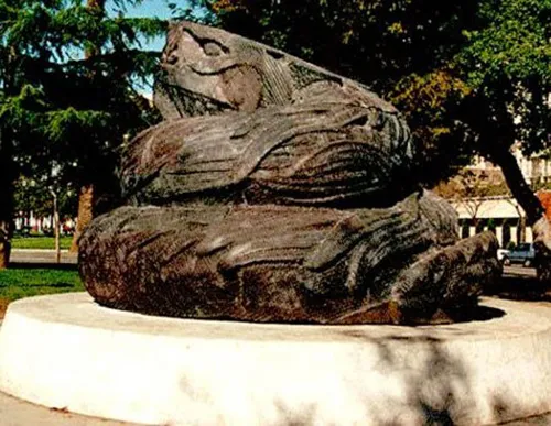 Thành phố San Jose, Mỹ đã chi nửa triệu USD cho bức tượng Quetzalcoatl - vị thần biểu tượng cho sự sinh sôi. Nhưng khi hoàn thành, công trình lại khiến du khách liên tưởng đến một đống chất thải khổng lồ. 7-2774-1423192755.jpg