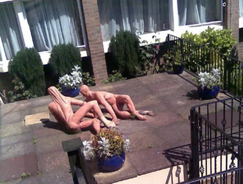 Hai bức tượng lõa thể này được đặt tại khuôn viên của khách sạn Clarendon, London, Anh. 8-6128-1423192756.jpg