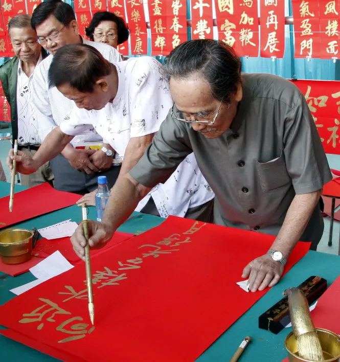 Thư pháp gia, họa sĩ Lý Tùng Niên viết liễn xuân từ thiện vào năm trước - Ảnh: L.Điền Thư pháp gia, họa sĩ Lý Tùng Niên viết liễn xuân từ thiện vào năm trước - Ảnh: L.Điền