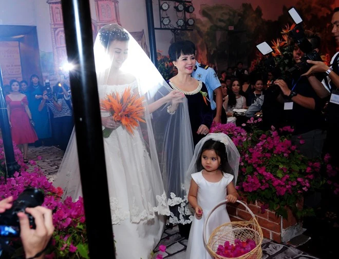 Ngân Khánh bị ép hôn chú rể trong tiệc cưới đặc biệt