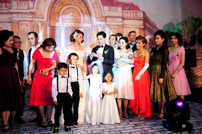 Ngân Khánh bị ép hôn chú rể trong tiệc cưới đặc biệt