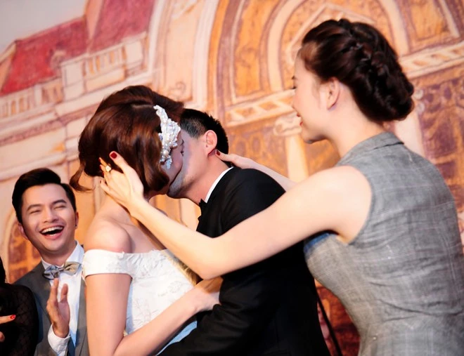 Ngân Khánh bị ép hôn chú rể trong tiệc cưới đặc biệt