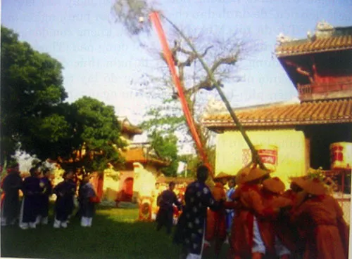 Tục trồng và hạ cây nêu ngày Tết ảnh 6