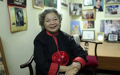 Năm nào nghệ sĩ Lê Mai cũng ra chợ Hòe Nhai để chọn mua cành đào đẹp nhất mang về bày Tết.