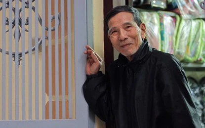 Năm nào nghệ sĩ Lê Mai cũng ra chợ Hòe Nhai để chọn mua cành đào đẹp nhất mang về bày Tết.