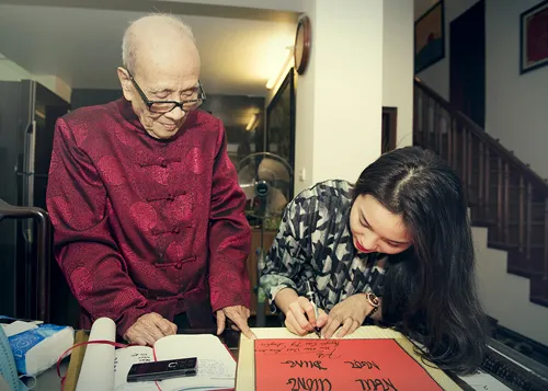 Ông cũng chép lại câu đối để Kỳ Duyên treo trong nhà. 5-9883-1424765566.jpg