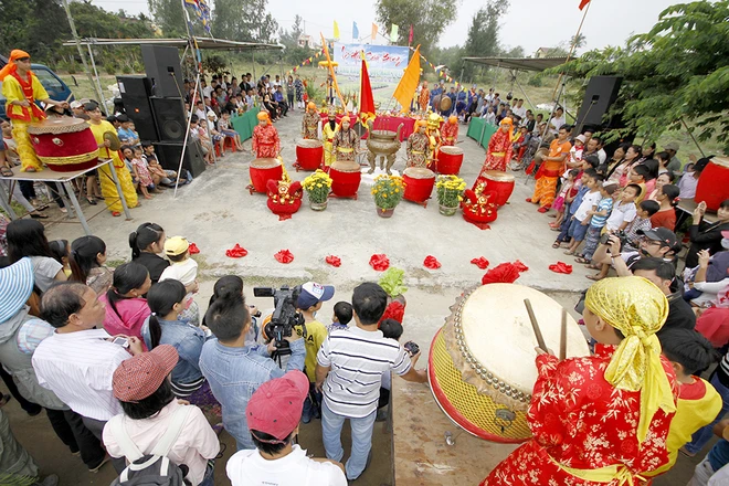 Khách nước ngoài xới đất, tưới rau ở ngôi làng 500 tuổi ảnh 2