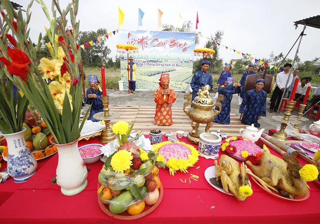 Khách nước ngoài xới đất, tưới rau ở ngôi làng 500 tuổi ảnh 3