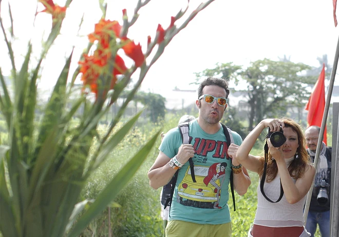 Khách nước ngoài xới đất, tưới rau ở ngôi làng 500 tuổi ảnh 4