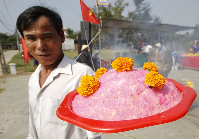 Khách nước ngoài xới đất, tưới rau ở ngôi làng 500 tuổi ảnh 6