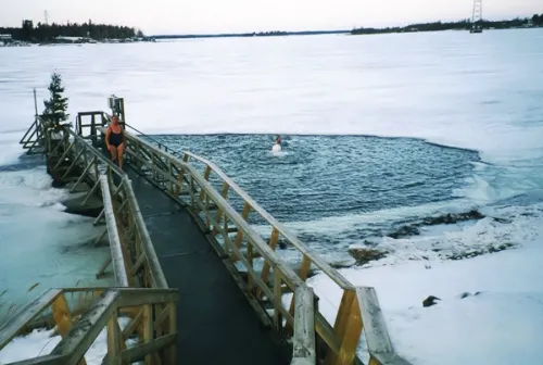 Người Phần Lan thíchngâm mình trong hồ băng nhỏ được cắt khoang từ những tảng băng lớn.Ảnh:Miehemme 20141228092211-2_1425012591.jpg