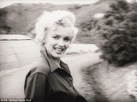 Marilyn Monroe trong chuyến đi tới Hàn Quốc năm 1954.