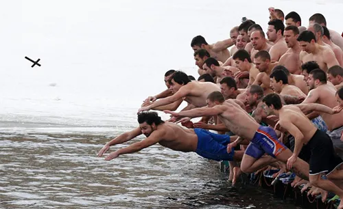 Ngâm mình trong những dòng nước lạnh là tập tục có từ hàng trăm năm ở phía Đông nước Nga. Ảnh:VOV tam4-4051-1424855798.jpg