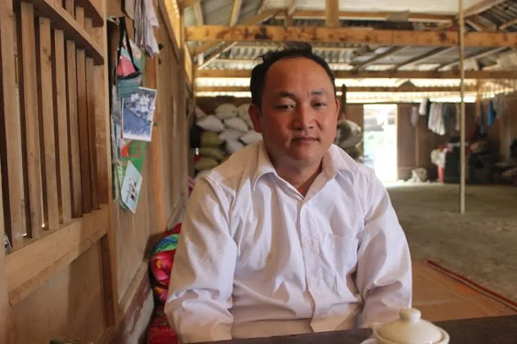 Trưởng bản Thào A Thái đang kể về hủ tục làm ma của người H’Mông