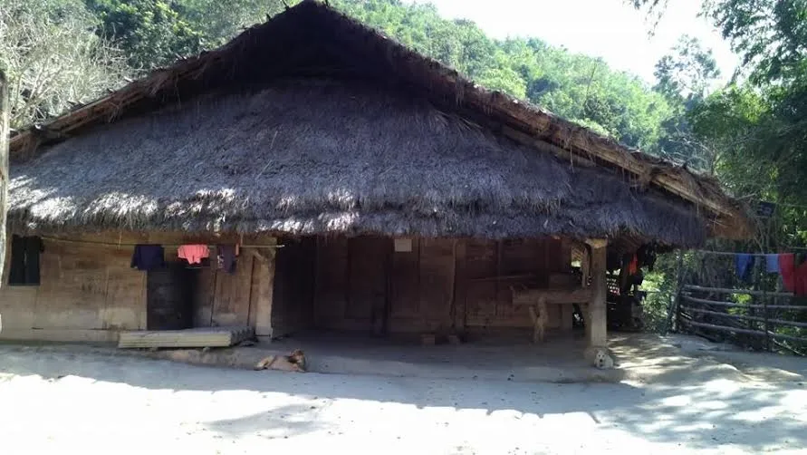 Trưởng bản Thào A Thái đang kể về hủ tục làm ma của người H’Mông