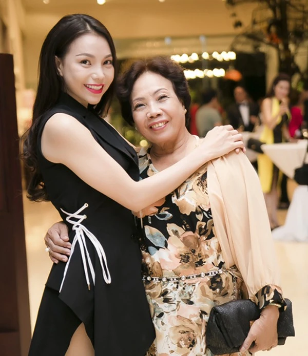 Mới đây, người mẫu Trà Ngọc Hằng chia sẻ những hình ảnh về căn hộ mới mà cô vừa mua ở Sài Gòn. 