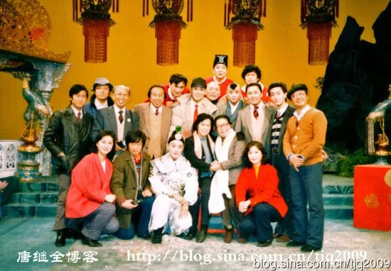 Ảnh Tề Thiên lạc, Lưu Tân (áo đỏ tay trái vai Bách Hoa Mĩ công chúa), Cung Minh (Châu Tử Quốc quốc vương, áo trắng giữa), Vương Phụng Hà (áo đỏ tay phải, Thiết phiến công chúa, mất 1993), cạnh đạo diễn là diễn viên Cao Ngọc Sảnh (Cao lão phu nhân), ngoài cùng tay phải phó đạo diễn Nhậm Phụng Pha, kế Lục Tiểu Linh Đồng, Mã Đức Hoa, Hạng Hán... Ảnh Tề Thiên lạc, Lưu Tân (áo đỏ tay trái vai Bách Hoa Mĩ công chúa), Cung Minh (Châu Tử Quốc quốc vương, áo trắng giữa), Vương Phụng Hà (áo đỏ tay phải, Thiết phiến công chúa, mất 1993), cạnh đạo diễn là diễn viên Cao Ngọc Sảnh (Cao lão phu nhân), ngoài cùng tay phải phó đạo diễn Nhậm Phụng Pha, kế Lục Tiểu Linh Đồng, Mã Đức Hoa, Hạng Hán...