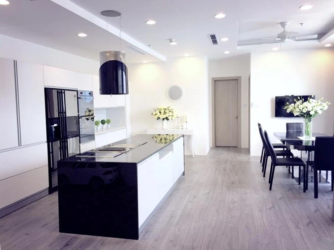 căn hộ, cô thậm chí đặt mua hàng ở nước ngoài gửi về. Trong bộ ảnh khoe trên trang cá nhân, tổ ấm mới của Lã Thanh Huyền lấy tông màu trắng làm chủ đạo và được cô bày trí khá tinh tế. 