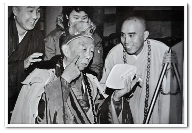 Trình Chi (Kim Trì trưởng lão, mất 1995) vừa hút thuốc vừa trang điểm, bên cạnh Lý Vĩnh Quý (Quảng Trí hòa thượng). Ảnh hậu trường quý của 'Tây du ký' 1982