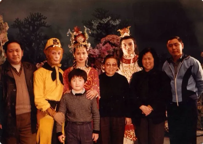 Trương Thanh (Vạn thánh công chúa), Vương Bá Chiêu (Bạch long mã) chụp ảnh giao lưu. Ảnh hậu trường quý của 'Tây du ký' 1982