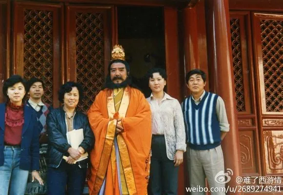 Lưu Cần (Hổ lực đại tiên) với đạo diễn, Vu Hồng (thư ký trường quay), diễn viên Lý Kiến Thành (tay phải),... Ảnh hậu trường quý của 'Tây du ký' 1982