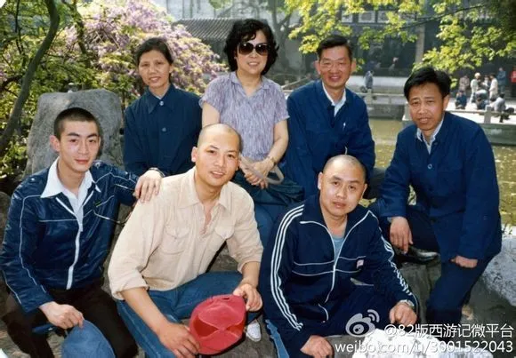 Lục Tiểu Linh Đồng, Trì Trọng Thụy, Mã Đức Hoa và đoàn phim. Ảnh hậu trường quý của 'Tây du ký' 1982