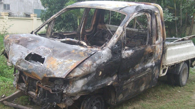 Chiếc xe bán tải đã cháy trụi và biến dạng sau cú tông liên hoàn vào bờ tường