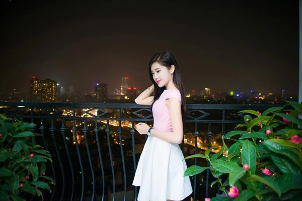 Phòng khách có tông màu nâu, trắng sang trọng, riêng phòng ăn có view nhìn ra toàn cảnh Hà Nội. Sau danh hiệu Á hậu ở Hoa hậu Việt Nam 2014, căn hộ mới góp phần vào cái Tết ý nghĩa của Huyền My. 