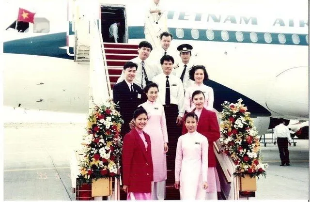 áo-dài, trang-phục, tiếp-viên, hàng-không, Vietnam-Airlines, máy-bay, tranh-cãi, đồng-phục