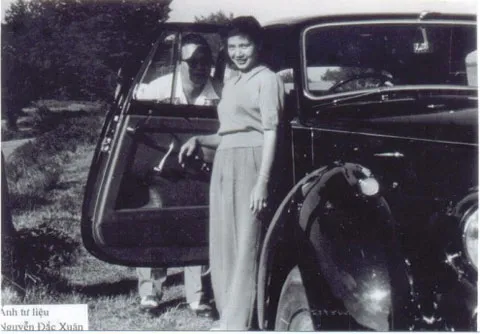 Bức ảnh ghi lại khoảnh khắc rất tình cảm của thứ phi Mộng Điệp với cựu hoàng Bảo Đại