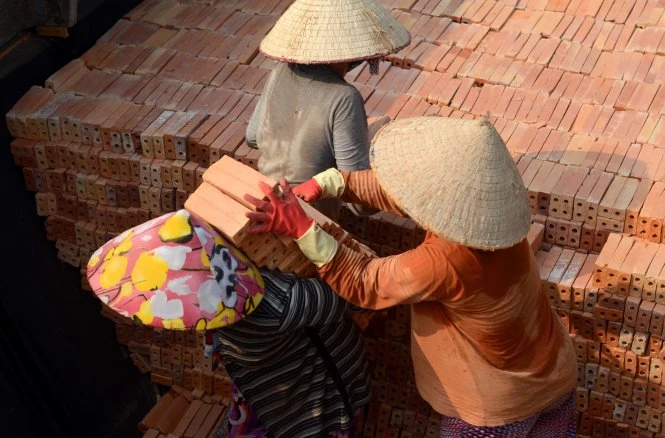 Mồ hôi ướt đẫm trên vai và lưng những lao động nữ - Ảnh: Thanh Tùng Mồ hôi ướt đẫm trên vai và lưng những lao động nữ - Ảnh: Thanh Tùng