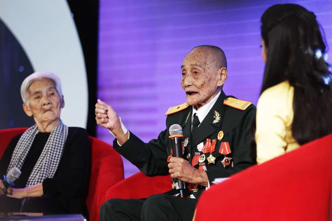 Anh hùng lực lượng vũ trang nhân dân Trần Thị Quang Mẫn kể lại những ngày tháng đầu bà phải cạo đầu, giả trai tham gia kháng chiến chống Mỹ- Ảnh: Nguyễn Khánh Anh hùng lực lượng vũ trang nhân dân Trần Thị Quang Mẫn kể lại những ngày tháng đầu bà phải cạo đầu, giả trai tham gia kháng chiến chống Mỹ- Ảnh: Nguyễn Khánh