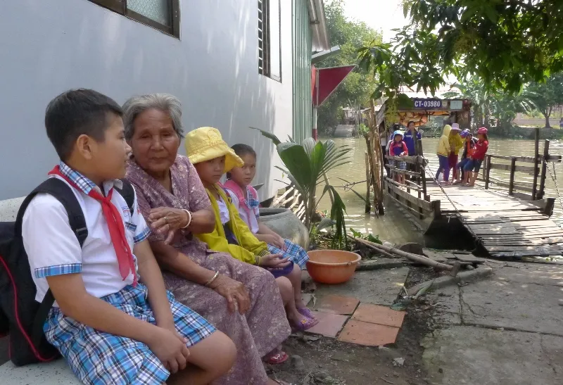 Những lúc rảnh rỗi, cụ Sáng ra bến đò kể chuyện cho các em học sinh nghe.