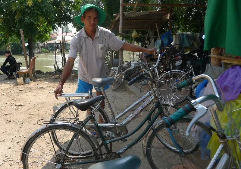 Những lúc rảnh rỗi, cụ Sáng ra bến đò kể chuyện cho các em học sinh nghe.