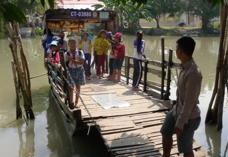 Cụ bà 87 tuổi 30 năm chèo đò đưa học sinh qua sông tìm chữ