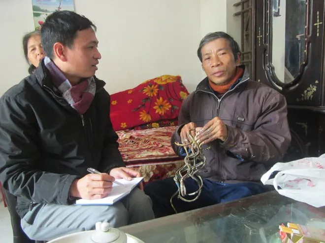 Tác giả chụp ảnh cùng vợ chồng ông Huyền.