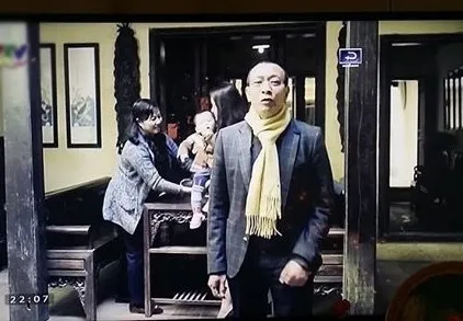 Hình ảnh giản dị của Lại Văn Sâm trong quá trình chờ ghi hình một chương trình cho Tết Ất Mùi. Ảnh đời thường hiếm gặp của MC Lại Văn Sâm