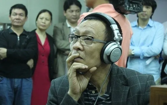 Phút trầm tư của MC nổi tiếng. Ảnh đời thường hiếm gặp của MC Lại Văn Sâm