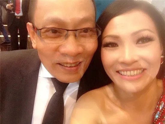 Lại Văn Sâm chụp ảnh "tự sướng" bên ca sĩ Phương Thanh. Ảnh đời thường hiếm gặp của MC Lại Văn Sâm