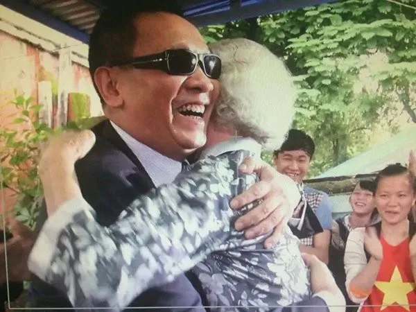 Và cái ôm đầy vui vẻ, hạnh phúc với người chơi trong một chương trình truyền hình. Ảnh đời thường hiếm gặp của MC Lại Văn Sâm