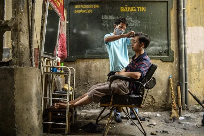 Ngõ Phất Lộc, nổi tiếng với bún đậu mắm tôm, cũng điểm xuyết một góc làm đẹp cho các quý ông.