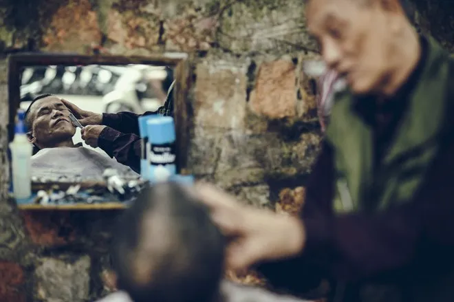 Các bác thợ già với hàng chục năm kinh nghiệm luôn được đồng nghiệp tôn trọng về tay nghề. Đặc biệt, đối với các kiểu đầu dị như “đinh lệch” hay “chim sẻ đi mưa”, hầu như rất ít thợ trẻ có thể làm tốt như thợ già.