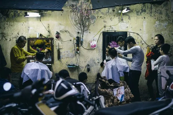 Mặc dù không mất tiền địa điểm nhưng thợ vỉa hè gặp vô vàn khó khăn. Nếu chỉ đứng một mình trên cả con phố, khách sẽ ít vô cùng, chỉ loanh quanh vài người khách quen. Nếu đứng cùng nhiều người để tạo thành một tụ điểm thì phải cạnh tranh nhau về tốc độ. Khách sẽ không xếp hàng chờ đợi mà chọn luôn ông thợ nào đang rảnh.