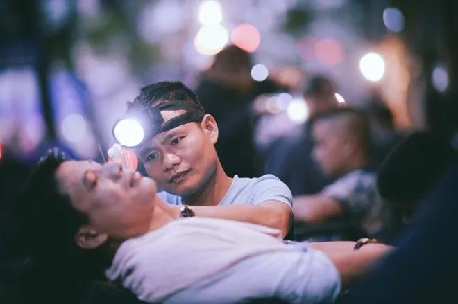 Mùa lạnh là lúc những cơn gió mùa mang đến bao sự phiền toái cho họ. Gió có thể thổi tung bạt, thổi cả những sợi tóc dưới đất vào mặt họ. Vài hạt mưa rơi xuống cũng đồng nghĩa với việc thất thu. Trong khi các salon vẫn hoạt động bình thường dù nắng hay mưa, dù sáng hay tối thì bên ngoài vỉa hè, khi mặt trời khuất bóng, những người thợ này gặp nhiều trở ngại khi làm việc.