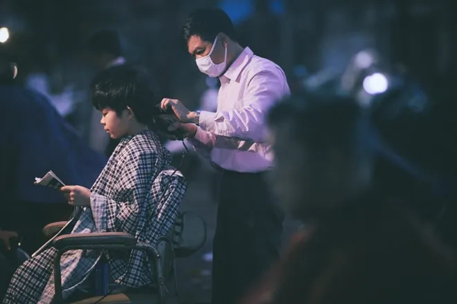 Cắt cho trẻ con khó hơn cho người lớn vì nhiều cháu không chịu ngồi yên. Đôi khi, phải đưa báo cho đọc để chúng tập trung.