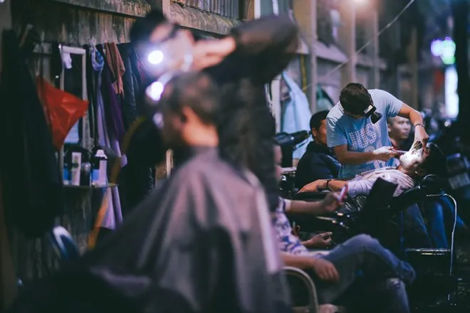 Họ tâm sự, gặp được khách sạch sẽ thì may, gặp phải khách lười vệ sinh, đầu tóc bẩn thỉu, thậm chỉ có khách bị nấm mốc đầy đầu cũng phải chịu, đành vừa xịt nước, vừa cắt.