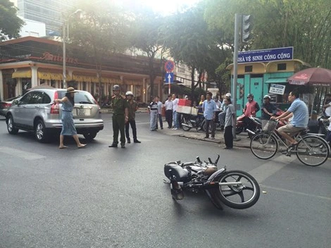 Hiện trường vụ xe ô tô của diễn viên Thân Thúy Hà dính tai nạn.