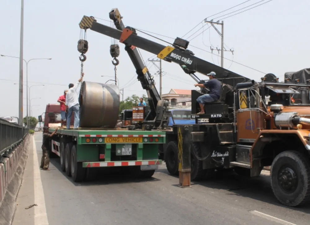 Xe cứu hộ di chuyển cuộn thép trở lại xe.