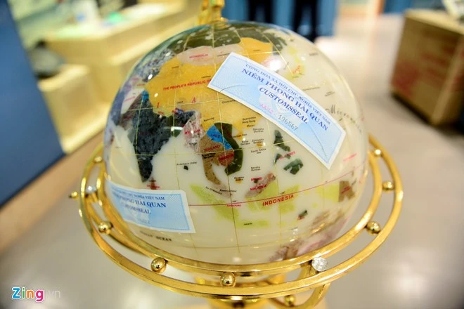 Dùng container trưng bày ma túy, còng số 8, sừng tê giác