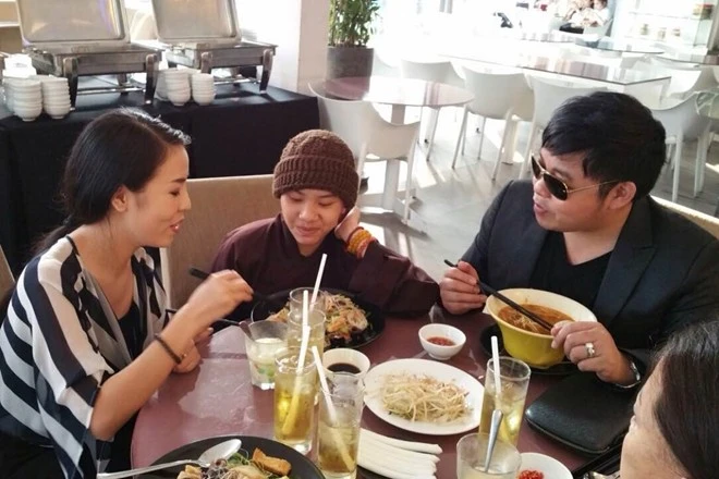 Quang Lê đỡ đầu cô bé quy y Huyền Trân.